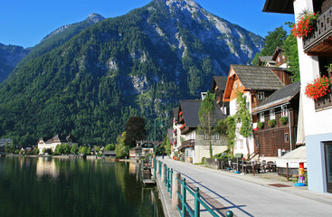 Naklejka premium Seepromenade in Hallstatt