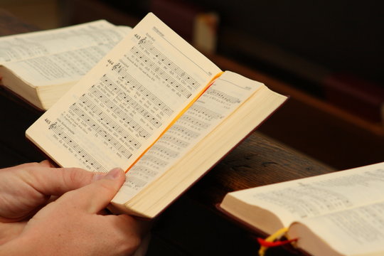 Kirchenbesucher mit Gesangsbuch