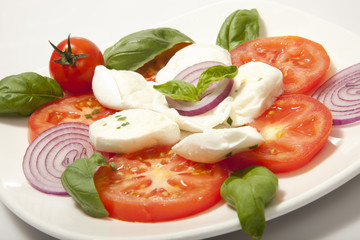 MOZZARELLA UND BASILIKUMBLÄTTER
