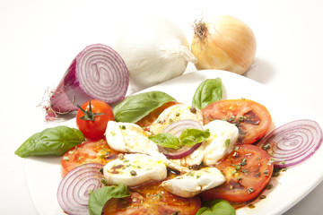 MOZZARELLA MIT BALSAMICO UND ZWEIBEL