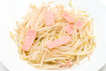 もやしとハムの炒め物