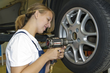 Reifenwechsel in der Autowerkstatt