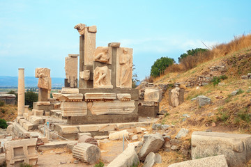 Fototapeta na wymiar Ruiny posągów w starożytnego Efezu