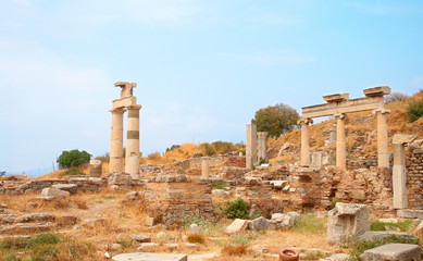 Fototapeta na wymiar Ruiny kolumn w starożytnego Efezu