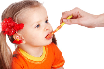 Child clean brush one's teeth.