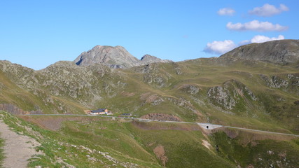 Panorama Aussicht über die Pass-Straße am Penserjoch in Südtirol in Italien	