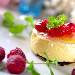 vanille-joghurt-törtchen mit obstdeko