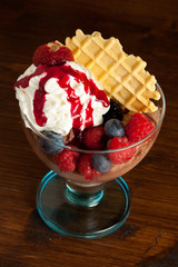 Gelato al Cioccolato cvon Frutti di bosco