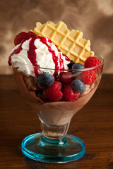 Gelato al Cioccolato cvon Frutti di bosco