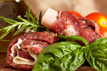 Involtini di carne con prosciutto e formaggio