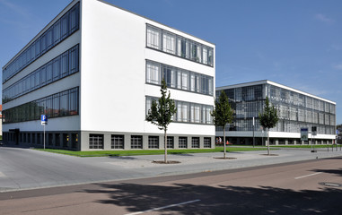 Fototapeta na wymiar Dessau Bauhaus dalla strada da północ