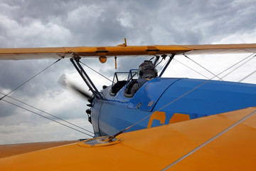 Historisches Flugzeug mit Pilot beim Flug