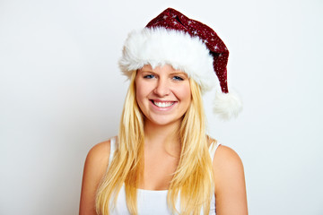 schöne glückliche junge frau an weihnachten