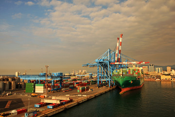 nave attraccata al porto di Genova