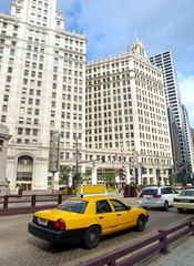 Fototapeta na wymiar Typowy ul żółtą taksówką w Chicago