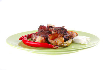 roast meat chunks on green plate