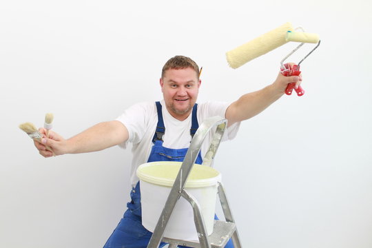 Maler und Lackierer hat Spa&szlig; bei der Arbeit