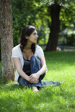 adolescente relax songeuse &agrave; l'ext&eacute;rieur