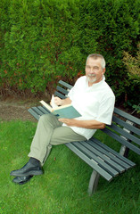 Fototapeta premium Senior liest Buch