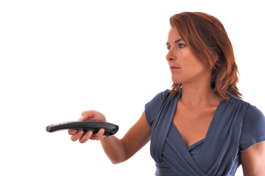 Femme qui tient une t&eacute;l&eacute;commande