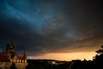 Fototapeta na wymiar Gewitterwolken über der Stadt