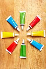 Acht Tuben mit Lebensmittelfarbe