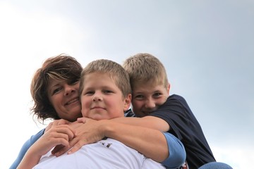 Fototapeta premium Mama mit zwei Söhnen