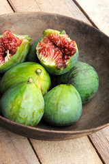 fichi verdi in ciotola di legno