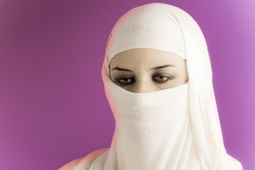 woman dressed in saharaui costume, pink background