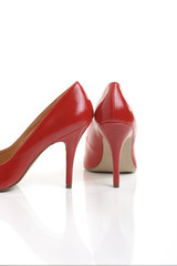 Rote Pumps mit Spiegelung
