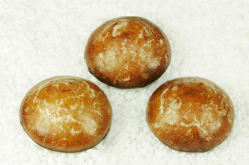 Drei Lebkuchen auf Hagelzucker