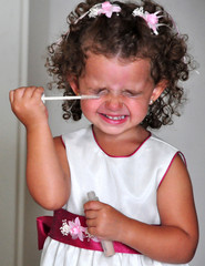 Ni&ntilde;a maquillandose