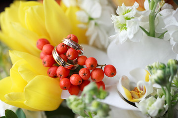 Wedding rings on the flowers