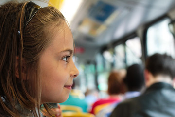 fillette dans le bus