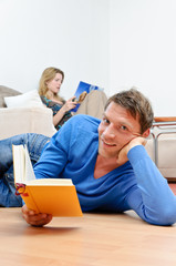 Obraz premium Young Couple reading