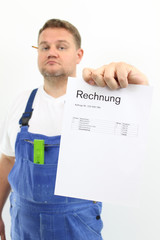 Handwerker pr&auml;sentiert die Rechnung