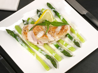 Hähnchenbrust auf Spargel