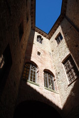 Fototapeta na wymiar Castle Zavattarello wewnętrzne