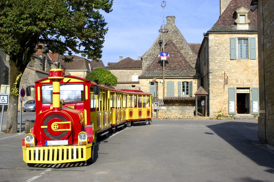 Drôle Petit Train Pour Transporter Les Enfants Sur Les Séjours: Banque  D'Images et Photos Libres De Droits. Image 13386285