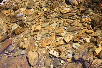 Piedras bajo el agua