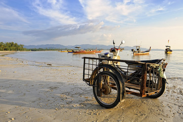 Fototapeta na wymiar Side-car na Plage de Khuk Khak, Khao Lak, Tha?lande