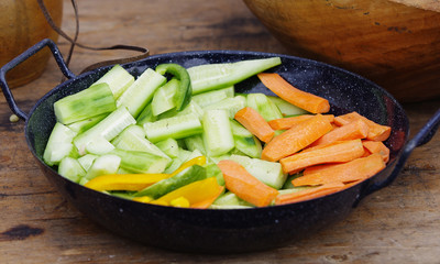 Pfanne mit Gurken und Möhren