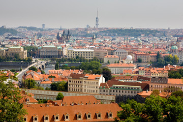 Fototapeta na wymiar Tejados de Praga con el Ayuntamiento al fondo