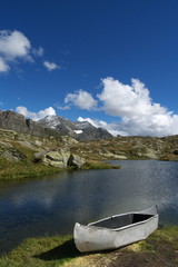 Obraz premium Canoe on a mountain lake