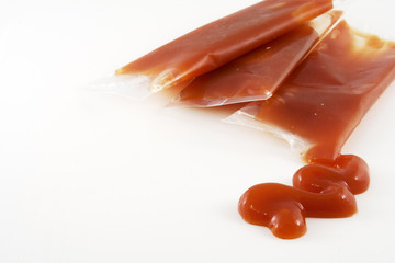 Pacotes de Ketchup em fundo branco