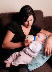 maman qui donne le biberon &agrave; son b&eacute;b&eacute; de trois mois