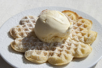 Waffel mit Vanilleeis