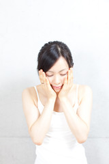 お肌のお手いれをする女性