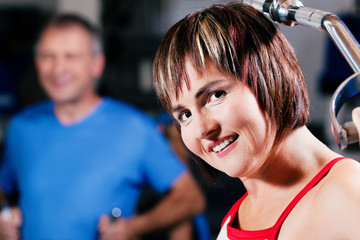 Frau trainiert im Fitnessstudio