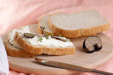 Brot mit Streichkäse und Trüffel